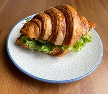 Круассан с лососем