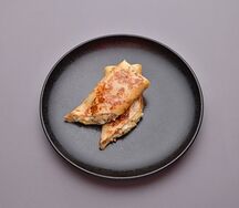 Калининградский со шпротами, яйцом, свежим огурцом и соусом Вителло Тонато
