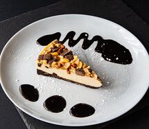 Чизкейк карамельный с арахисом