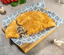 Чебурек с курицей в сливках и грибами