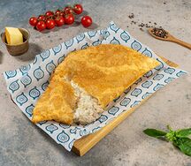 Чебурек с говядиной и копченым сыром
