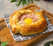 Хачапури по-аджарски с ветчиной и сыром