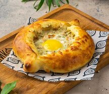 Хачапури по-аджарски с курицей в сливочном соусе