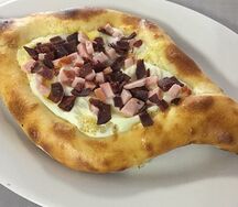 Аджарский хачапури с беконом и бастурмой