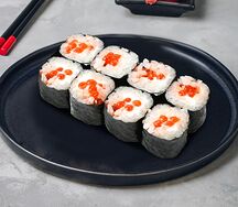 Ролл с икрой лосося и сливочным сыром