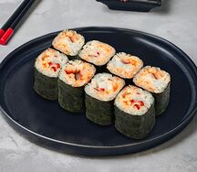 Ролл с копченой курицей и соусом спайси