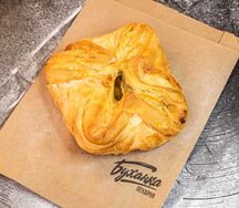 Турновер с мясом и соусом песто