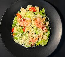 Салат Цезарь с тигровыми креветками