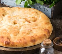 Осетинский пирог с яблоком и изюмом средний
