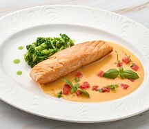 Стейк из лосося с брокколи и соусом буйабес