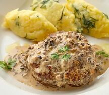Мясная котлета с грибным соусом