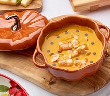 Тыквенный суп с обжаренными креветками и миндалем 