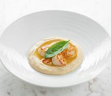 Гребешок с муссом из цветной капусты с соусом бермонте
