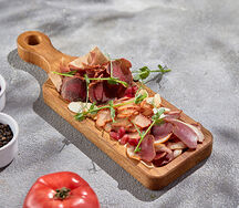 Закуска из вяленых мясных деликатесов