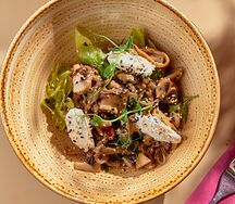 Микс-салат с жареными грибами и соусом по-тайски