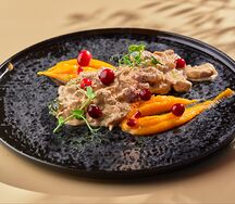 Мясное трио с тыквенным пюре и клюквой