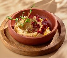 Хумус с чипсами из вяленой утки