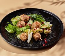 Салат с сырными боллами и виноградом