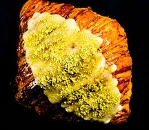 Миндальный круассан с фисташкой