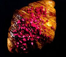 Круассан с ягодной начинкой