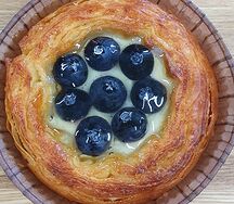 Ролл с чизкейком и голубикой