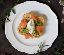 Блины с форелью и творожным кремом