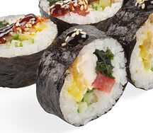 Кимпаб с курицей и вакамэ