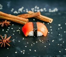 Суши с лососем