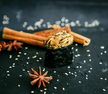 Суши спайси с мидиями