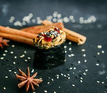 Суши спайси с жареным лососем