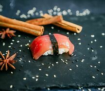 Суши с тунцом