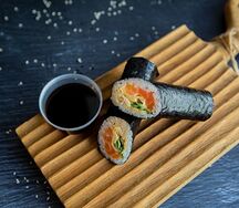 Хенд-ролл с лососем