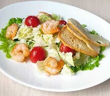 Салат Цезарь с креветками