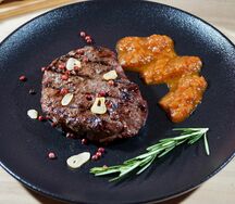 Перечный стейк из говядины на углях