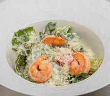 Ромейн с соусом тоннато, пармезаном и креветками