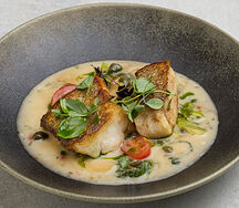 Филе судака с оливками и шпинатом