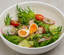 Салат с печенью трески и карамелизированными тыквенными семечками