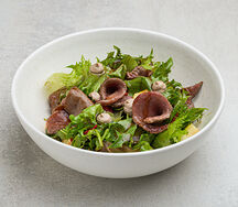 Теплый салат с говядиной и печеными овощами