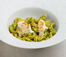 Казаречче со страчателлой, песто и фисташкой