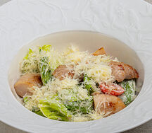 Ромейн с соусом тоннато, пармезаном и фермерским цыпленком