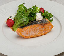 Форель с томатами конкассе, страчателлой и песто