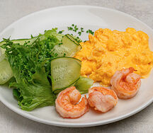 Скрэмбл с креветками и зеленым салатом