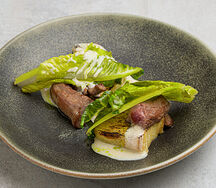 Вырезка ягненка с гратеном, жареным ромейном и соусом из белых грибов