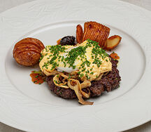 Бифштекс с копченым голландским соусом и картофелем