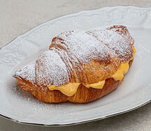 Круассан с заварным кремом