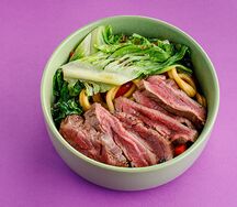 Фланк стейк с ромейном и сычуаньским перцем 