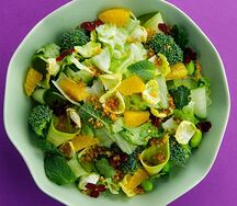 Зеленый салат с авокадо, брокколи и трюфельным юдзу