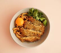 Удон с баклажаном кацу и маринованным желтком 