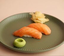 Суши с лососем