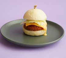 Мини-бургер с куриной котлеткой и сыром чеддер 